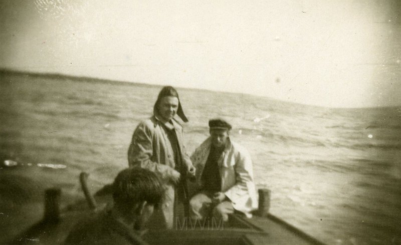 KKE 4663.jpg - Fot. Nad jeziorem w łódce. Jezioro Jeziorak lub Piaski nad morzem, lata 40-te XX wieku.